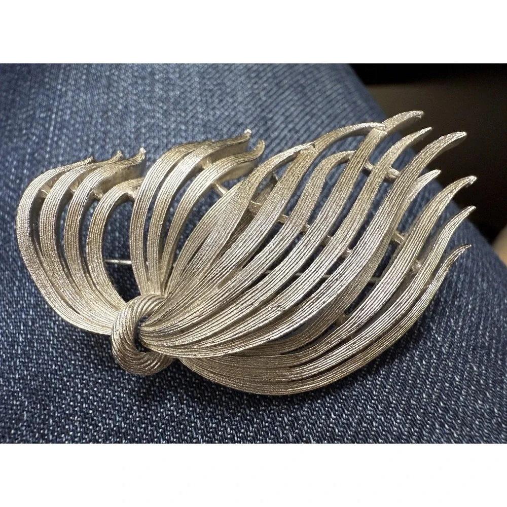 LISNER vintage‎ Silver tone ribbon brooch signed, pin estate